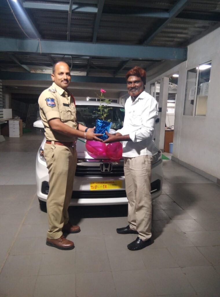 హుజురాబాద్ రూరల్ సీఐ శ్రీనివాస్ శుభాకాంక్షలు – నూతన కారు కొనుగోలు చేసిన జర్నలిస్ట్ శ్రీకాంత్