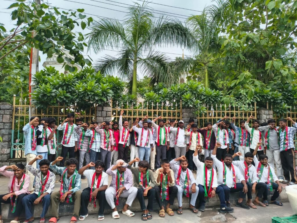 భూపాలపల్లి నుంచి భారీగా తరలివచ్చిన కళాశాల విద్యార్థులు