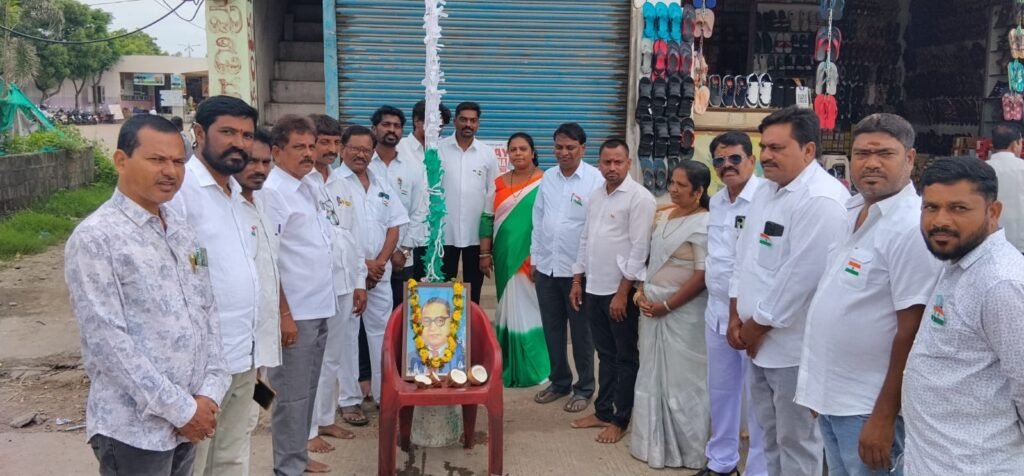 బీసీ జేఏసీ అధ్యక్షులు సంధ్యల వెంకన్న జాతీయ జెండా ఆవిష్కరణ