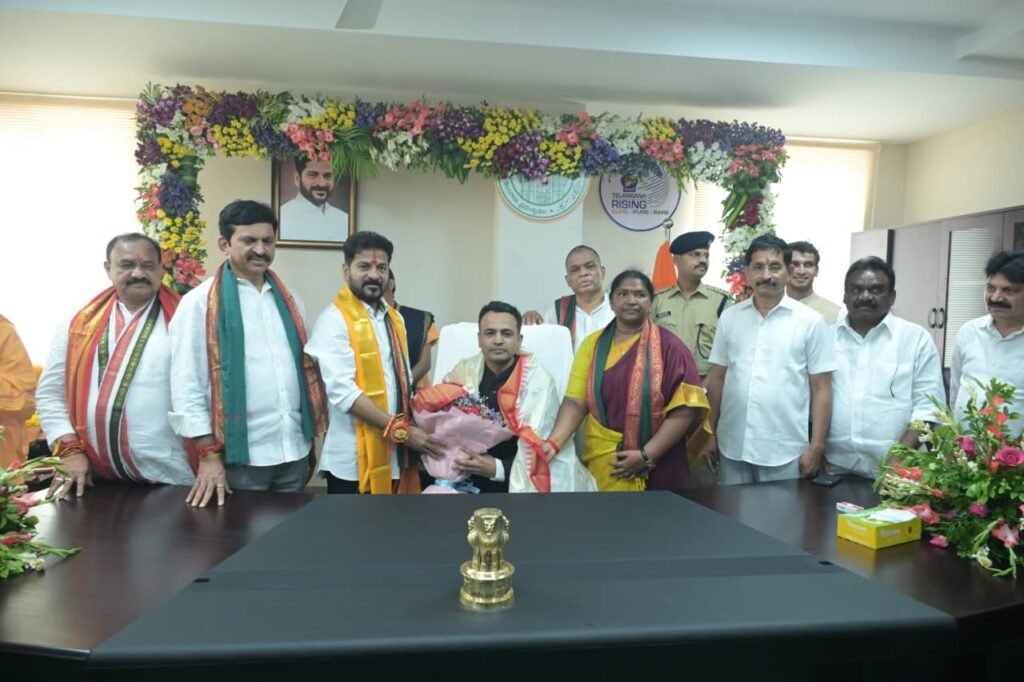 కలెక్టరేట్ ఆవరణలో ఏర్పాటు చేసిన తెలంగాణ తల్లి విగ్రహాన్ని ఆవిష్కరించారు.