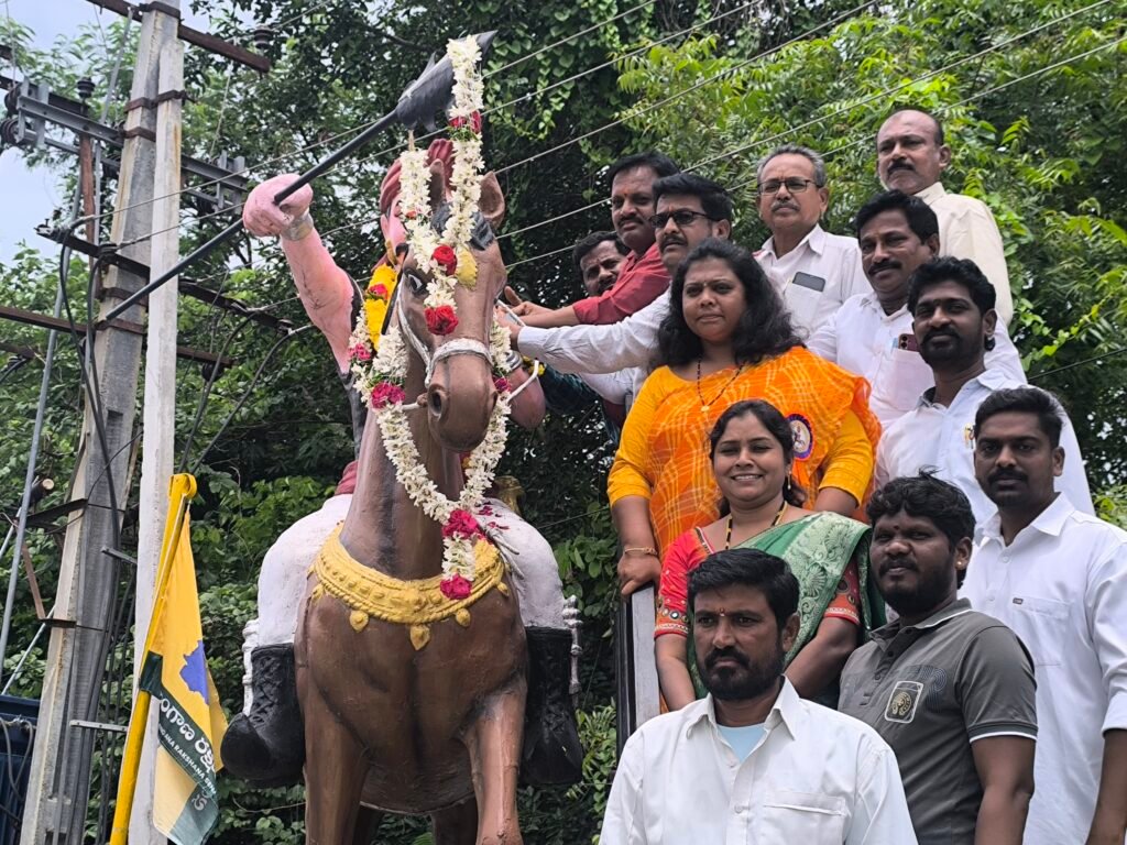 సర్వాయి పాపన్న గౌడ్ జయంతి వేడుకలు బీసీ ఆజాద్ ఫెడరేషన్ ఆధ్వర్యంలో ఘనంగా నిర్వహించారు.