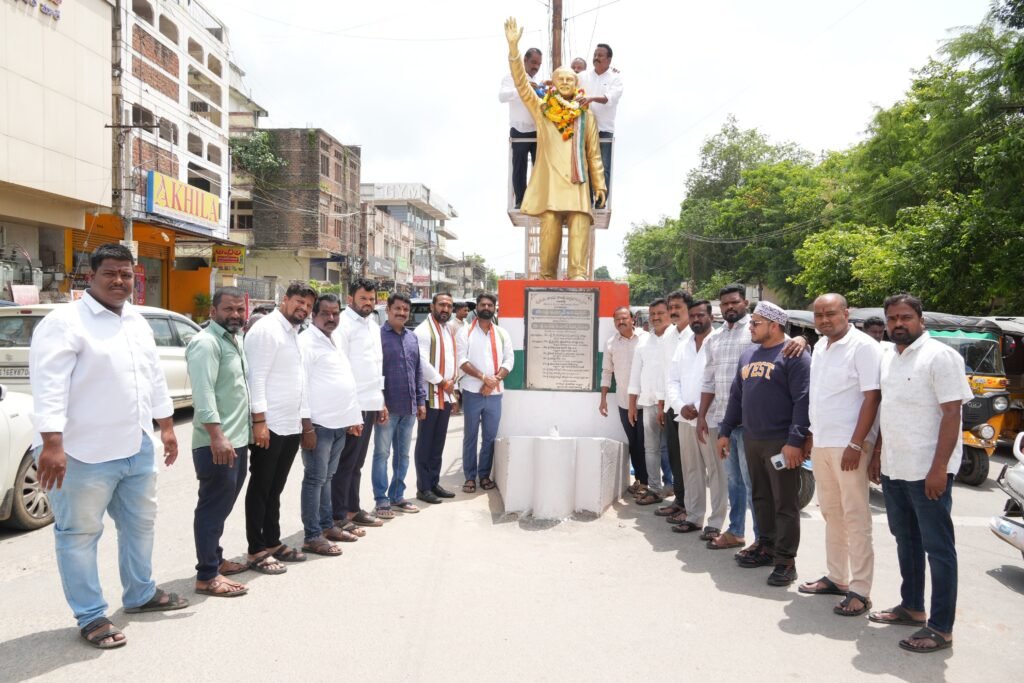 రాజీవ్ గాంధీ జయంతి సందర్భంగా ఘన నివాళులు