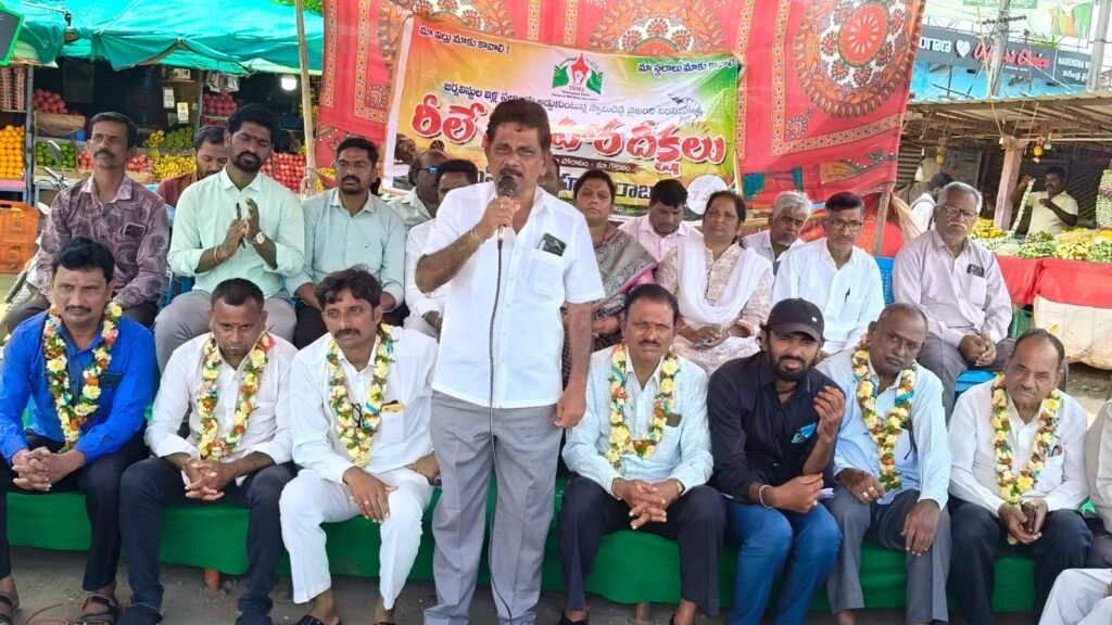 ఇళ్ల స్థలాల కొరకు జర్నలిస్టులు కొనసాగిస్తున్న రిలే నిరాహార దీక్షలకు