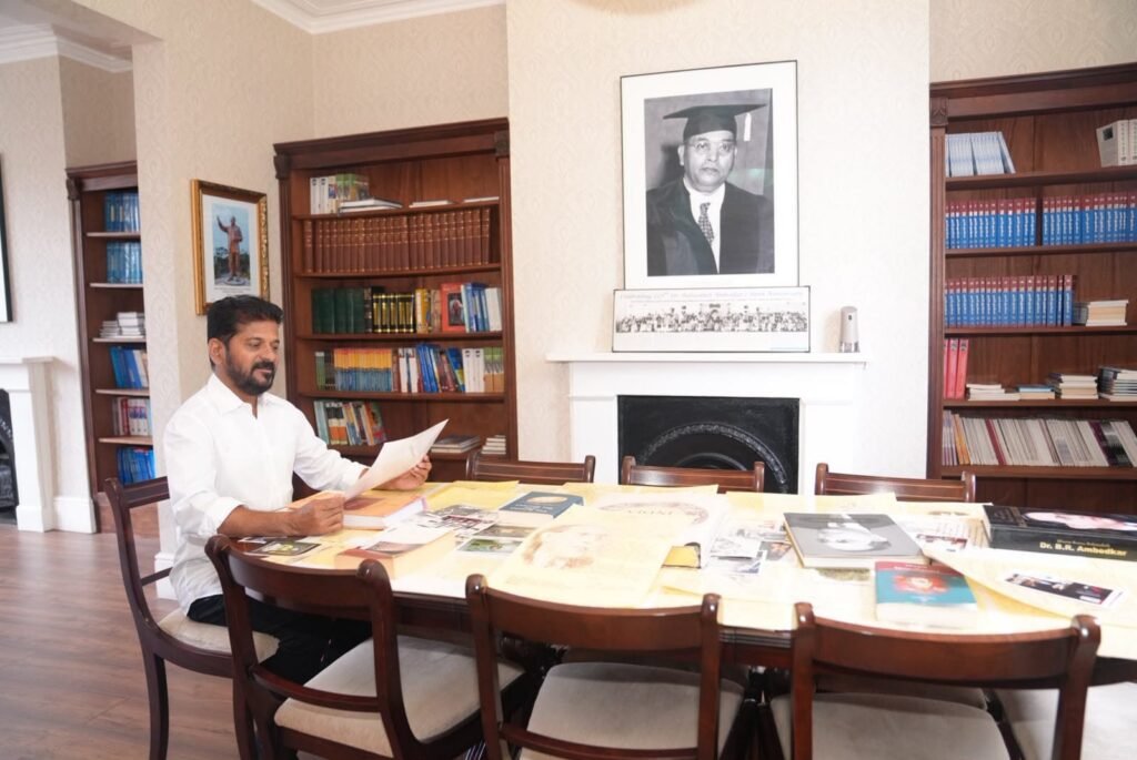 లండన్‌లోని ప్రసిద్ధ అంబేద్కర్ హౌస్‌ను సందర్శించారు.