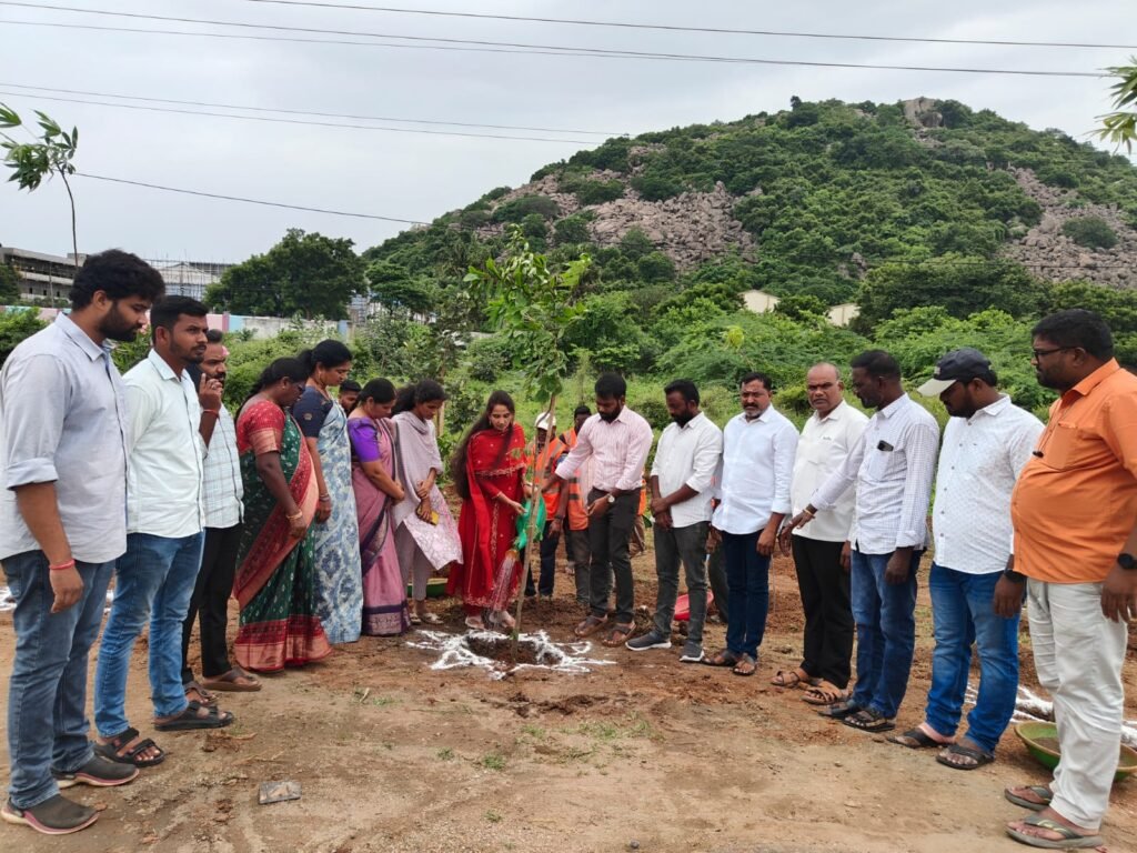 రోడ్డుకు ఇరువైపుల మొక్కలు నాటడం జరిగినది.