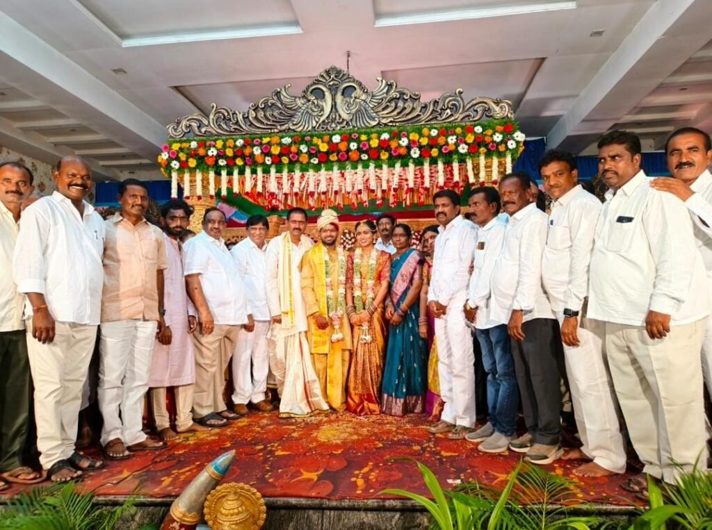 నూతన వధూవరులను ఆశీర్వదించిన మాజీ ఎంపీ బోయినపల్లి వినోద్ కుమార్, మాజీ ఎమ్మెల్యే ఒడితల సతీష్ బాబు