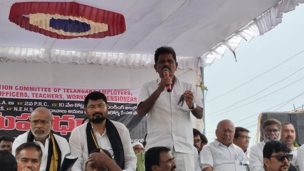 నూతన పి ఆర్ సి ని ప్రకటించి, ఈ హెచ్ ఎస్ ను వెంటనే అమలు చేయాలి