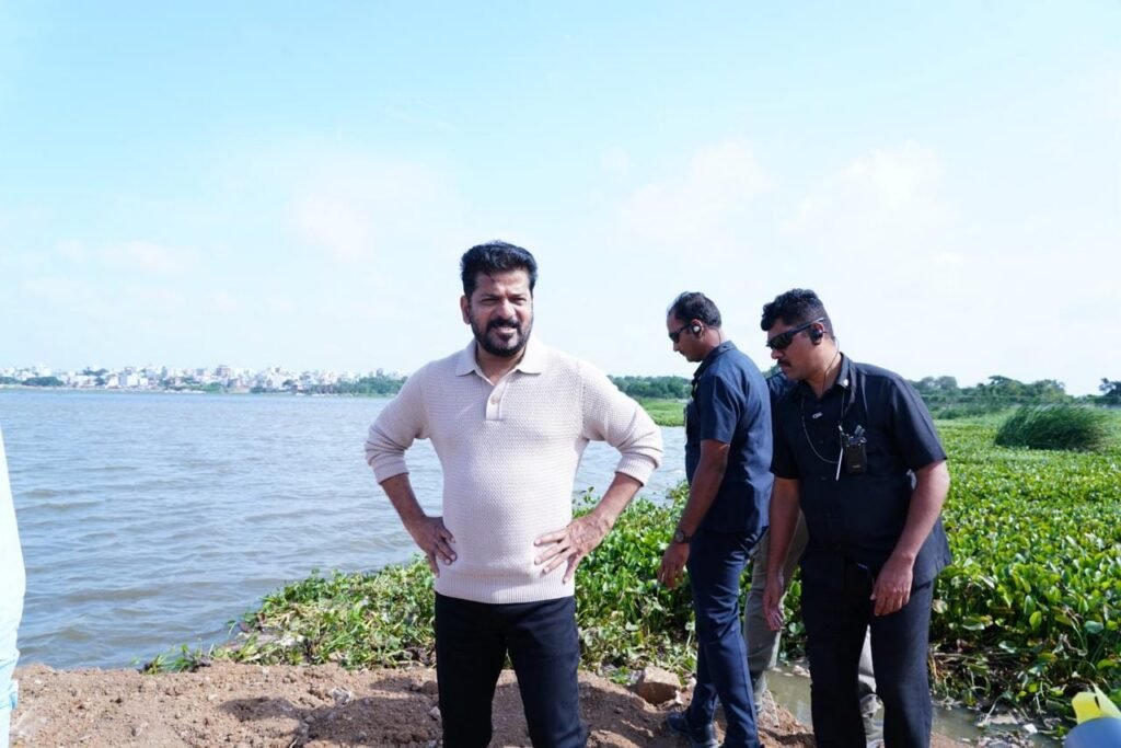 చెరువులోకి మురుగు నీరు చేరకుండా అన్ని చర్యలు తీసుకోవాలని అధికారులను ఆదేశించారు.