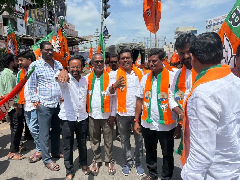 విద్యార్థుల ఫీజు బకాయిలపై బీజేపీ భగ్గుమంది!
