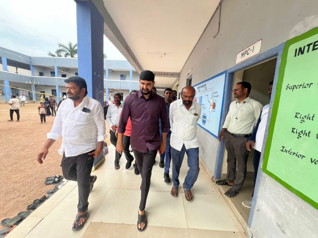 కుట్టు మిషన్ల పంపిణీ చేసిన ఎమ్మెల్యే పాడి కౌశిక్ రెడ్డి