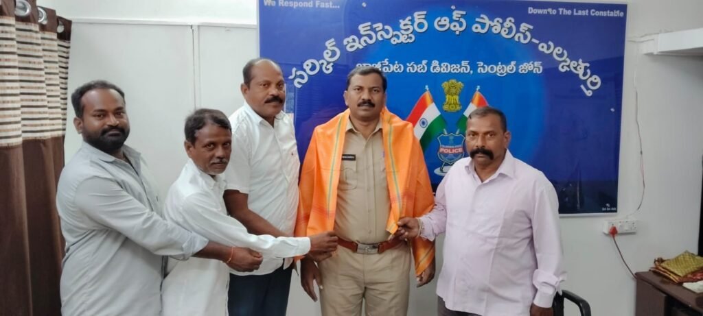 ప్రజా సమస్యలు, శాంతిభద్రతలపై సీఐతో చర్చ