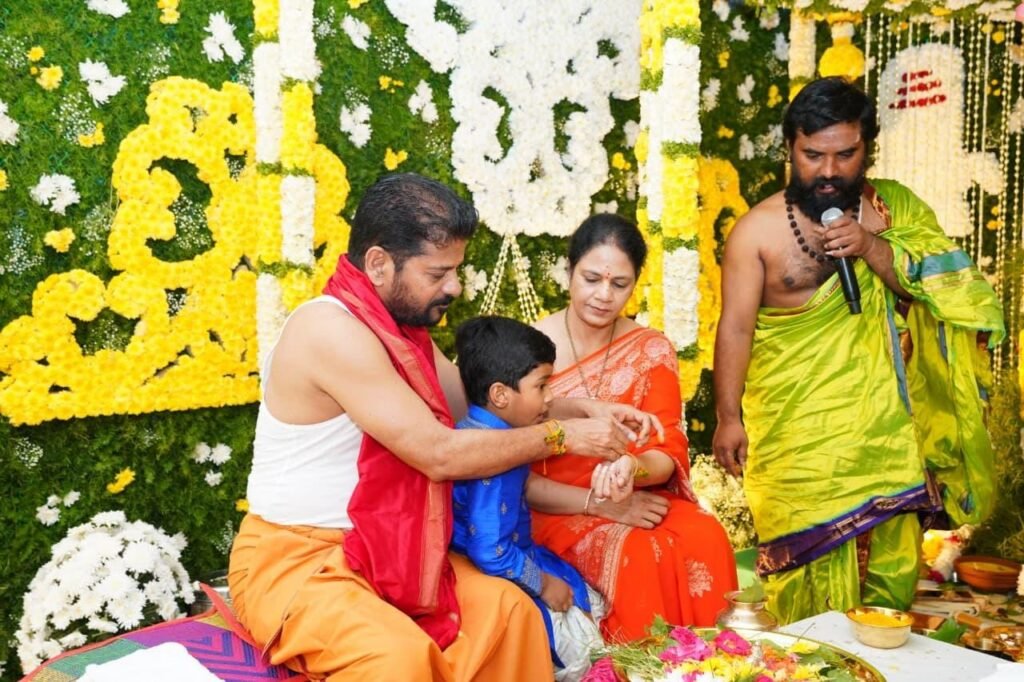 కుటుంబ సమేతంగా సీఎం రేవంత్ రెడ్డి గణపతి పూజ