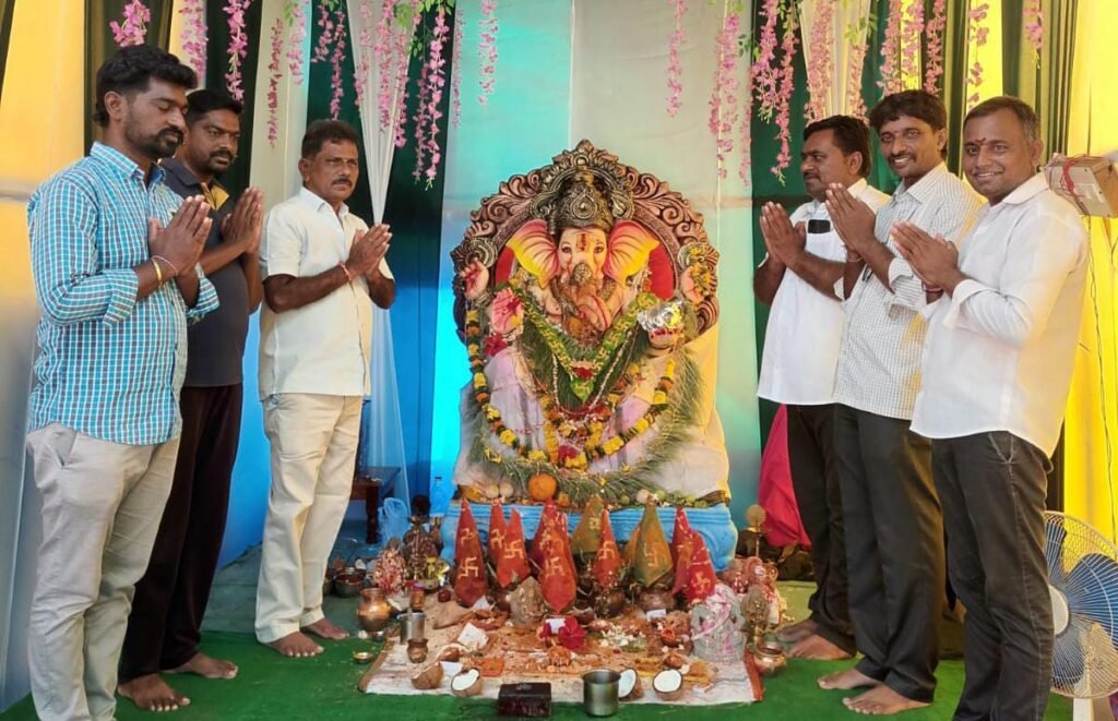 మహా గణనాధుని దర్శించుకున్న బీసీ జేఏసీ నాయకులు