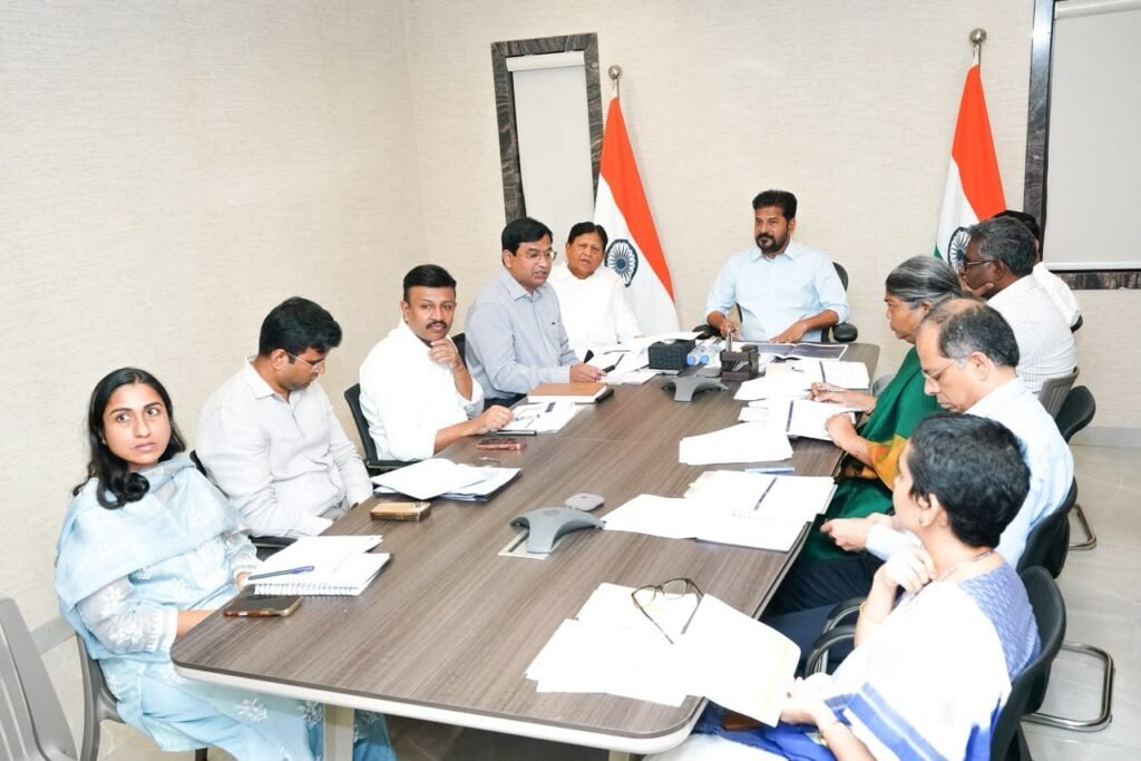 ఆకర్షణీయ రంగుల్లో యూనిఫాం ఇద్దాం ఉన్నతాధికారులకు సీఎం రేవంత్‌రెడ్డి ఆదేశం