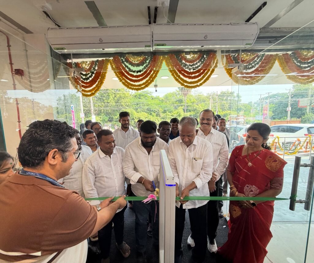 నూతనంగా ఏర్పాటు చేసిన విశాల్ మార్ట్‌ను ప్రారంభించిన మున్సిపల్ చైర్మన్