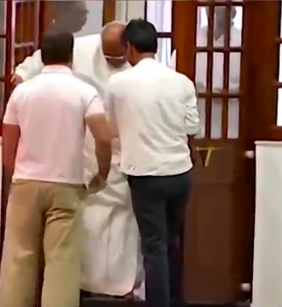 దళితులను గౌరవించేది ఎవరో గమనించాలి