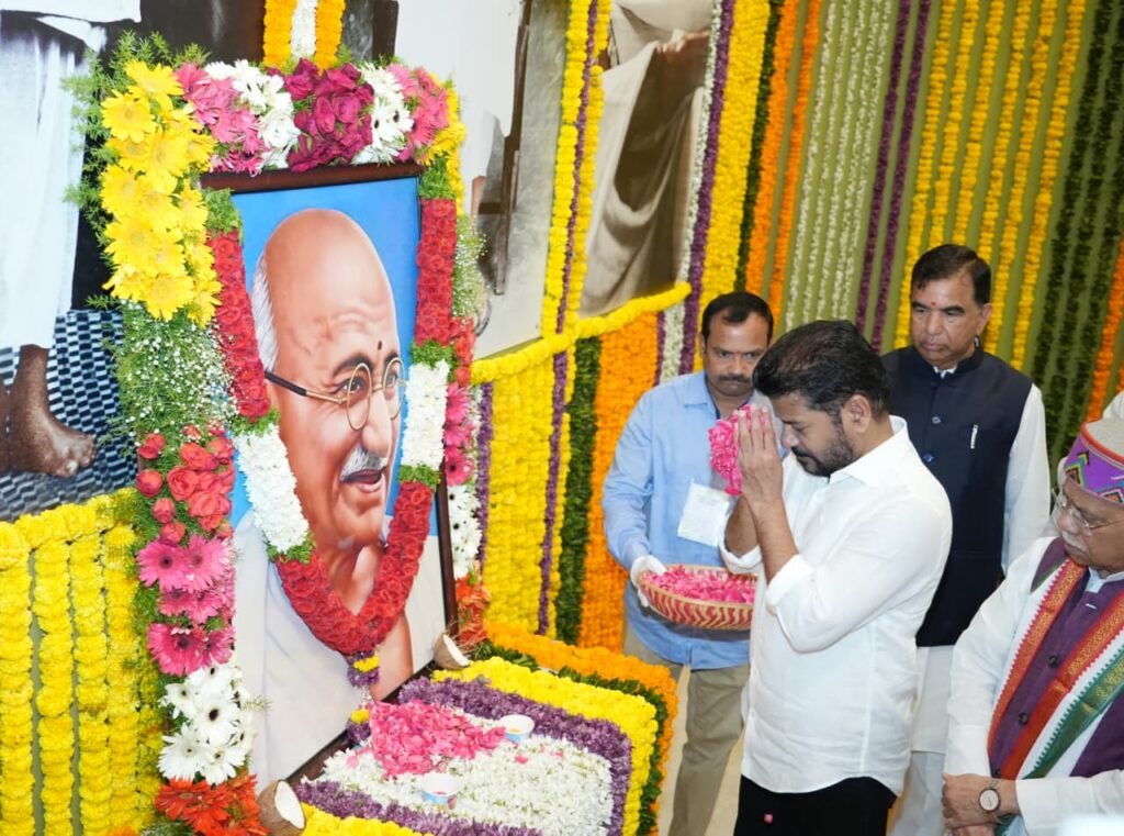 మహాత్ముడి విగ్రహానికి పుష్పాంజలి ఘటించి సర్వమత ప్రార్థనలు