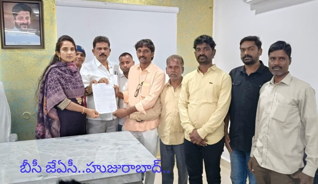 కోతుల బెడద నుండి పట్టణ ప్రజలను కాపాడాలి. 
