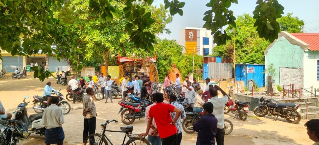 సూరారంలో గ్యాస్ దుర్వాసనతో ప్రజల అవస్థలు