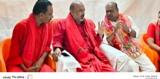 కేంద్ర హోం శాఖ సహాయ మంత్రి వర్యులు శ్రీ బండి సంజయ్ తో చేనేత అధ్యక్షులు రాపోలు భేటీ