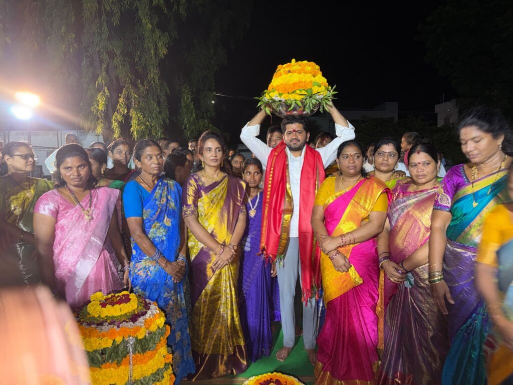 బతుకునిచ్చే బతుకమ్మ ప్రజల జీవితాల్లో వెలుగులు నింపాలి.