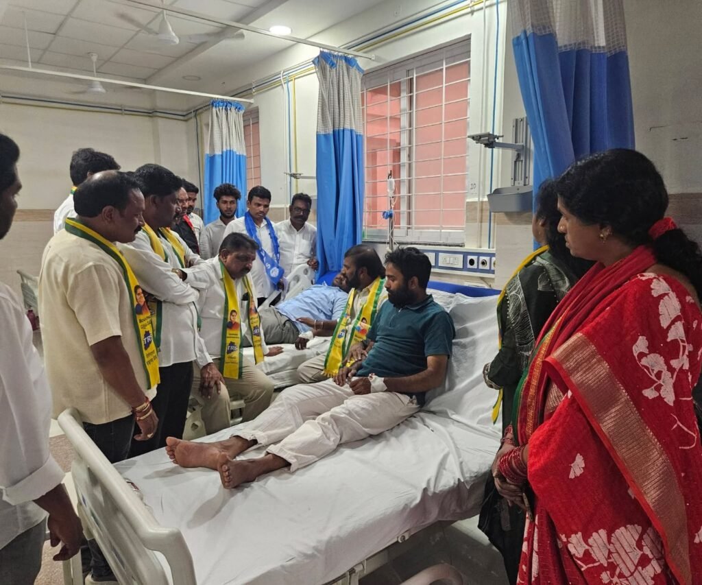 చిత్రహింసలకు గురైన జర్నలిస్టులకు తెలంగాణ రక్షణ సేన పరామర్శ