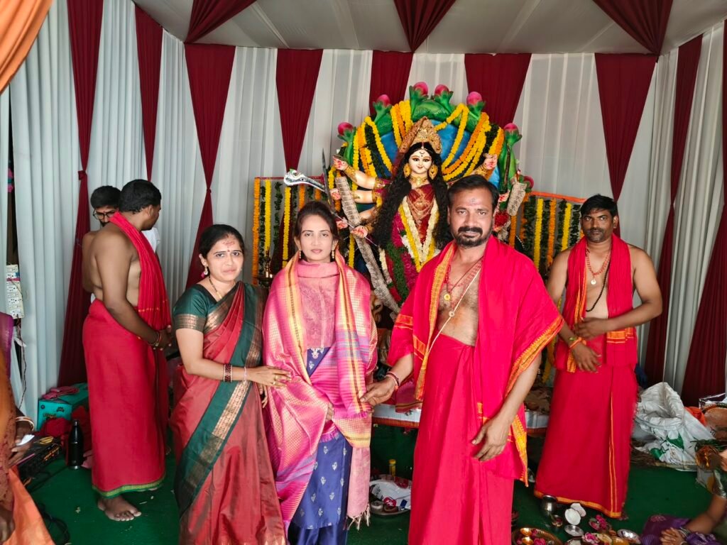 దుర్గామాతకు ప్రత్యేక పూజలు.. పాల్గొన్న మున్సిపల్ చైర్‌పర్సన్ సుహాసిని మనోజ్ రావు