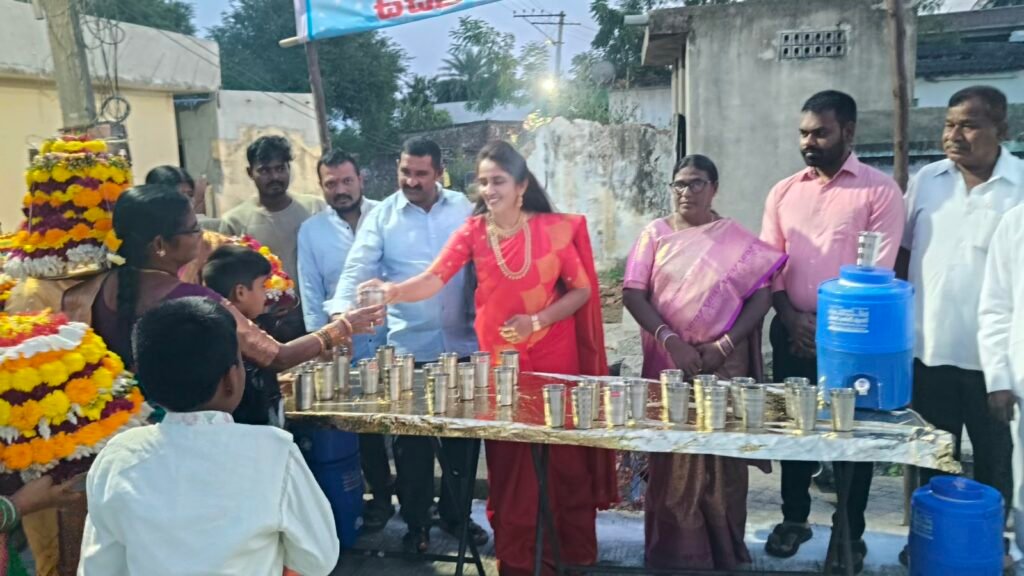 తల్లి జ్ఞాపకార్థం.. భక్తుల దాహార్తి తీర్చేందుకు ఏడేళ్లుగా సేవ