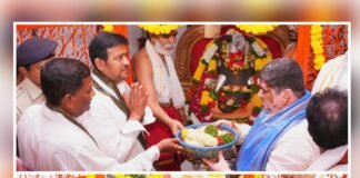 శమీ పూజలో పాల్గొన్న మంత్రి పొన్నం ప్రభాకర్, బొమ్మ శ్రీరామ్ చక్రవర్తి