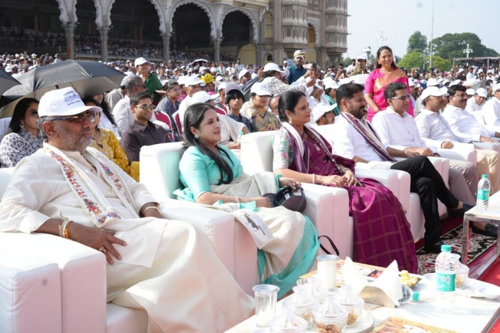 చాముండేశ్వరి అమ్మవారి ఉత్సవమూర్తిని ముఖ్యమంత్రి దర్శించుకున్నారు.