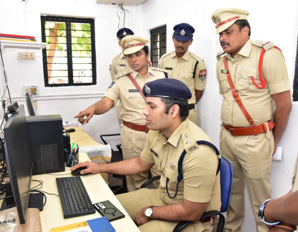 పోలీసుల ఆధ్వర్యంలో సోమవారం ఉదయం సైకిల్ ర్యాలీ