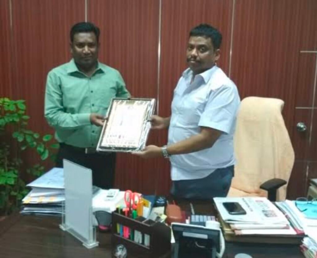 ప్రతి పాఠశాలలో కనీసం 3 గంటల సమయం గడపాలి.