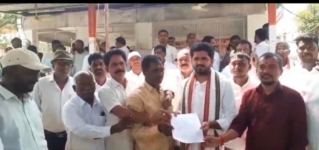 మహాత్మా జ్యోతిబా పూలే.సావిత్రిబా పూలే విగ్రహాల నిర్మాణానికి వినతి