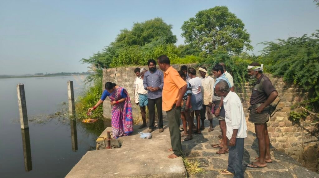 సాగునీరు అందక పంటలు ఎండిపోయే పరిస్థితి