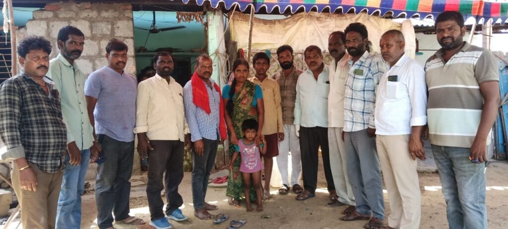 అనారోగ్యంతో మృతి చెందిన ఆటో డ్రైవర్ కుటుంబానికి చేయూత